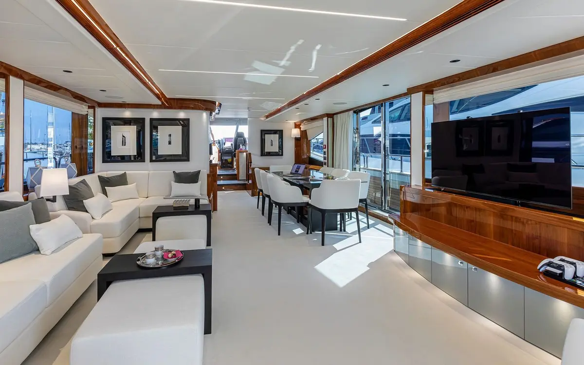 Sunseeker 90, master cabin — Ibiza Yachts Hire, Ibiza. Sunseeker 90 — 28m