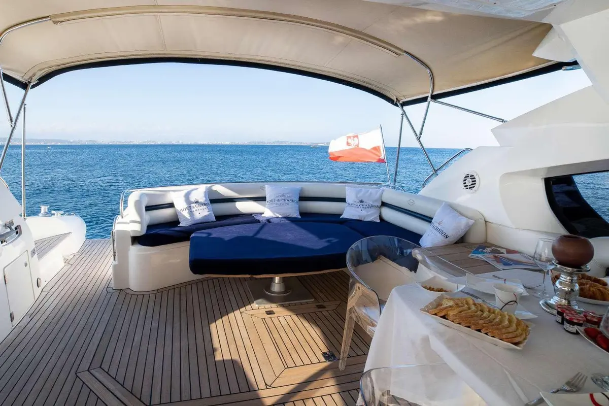 Sunseeker Predator 68, salon — Ibiza Yachts Hire, Ibiza. Sunseeker Predator 68 — 20m