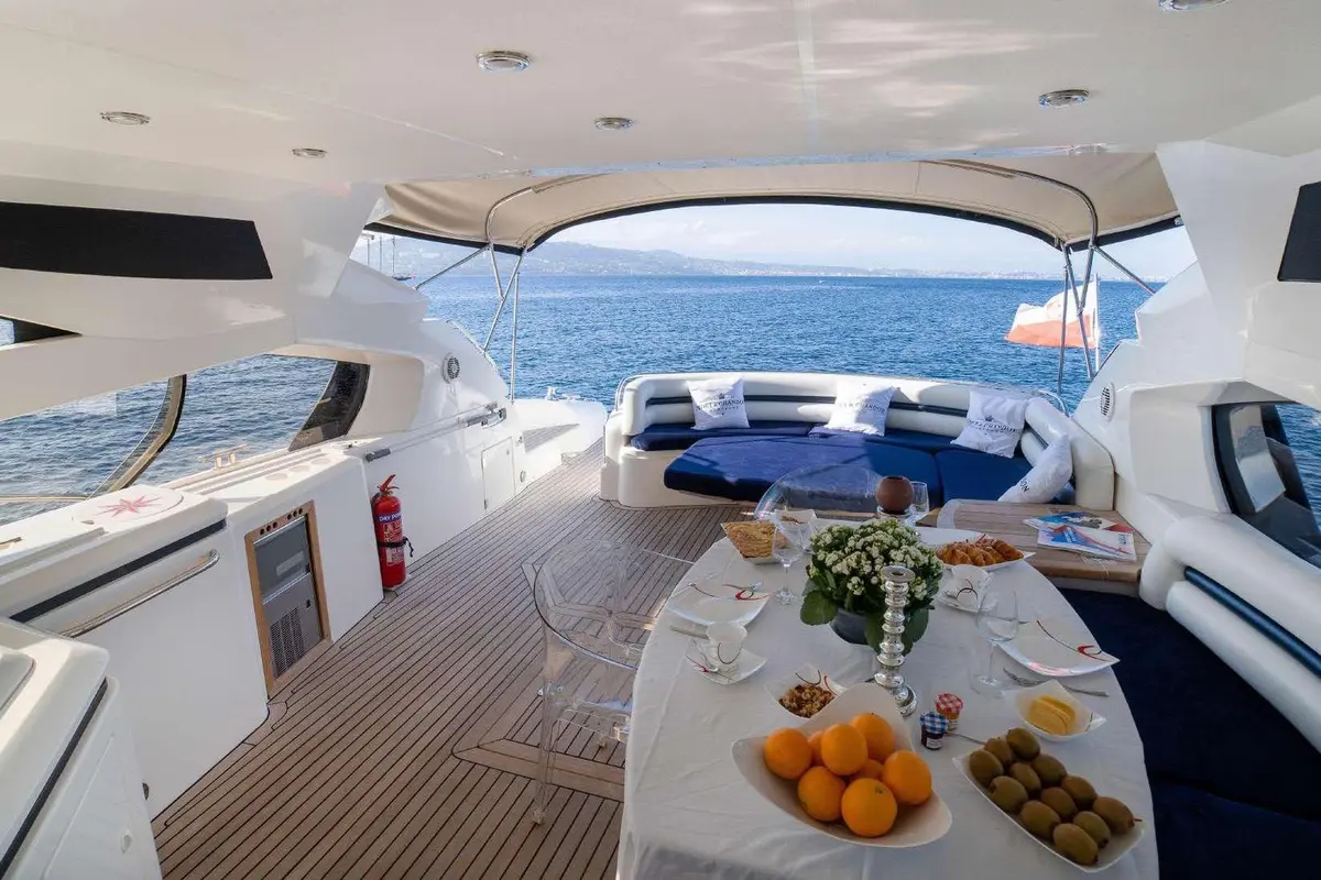 Sunseeker Predator 68, master cabin — Ibiza Yachts Hire, Ibiza. Sunseeker Predator 68 — 20m
