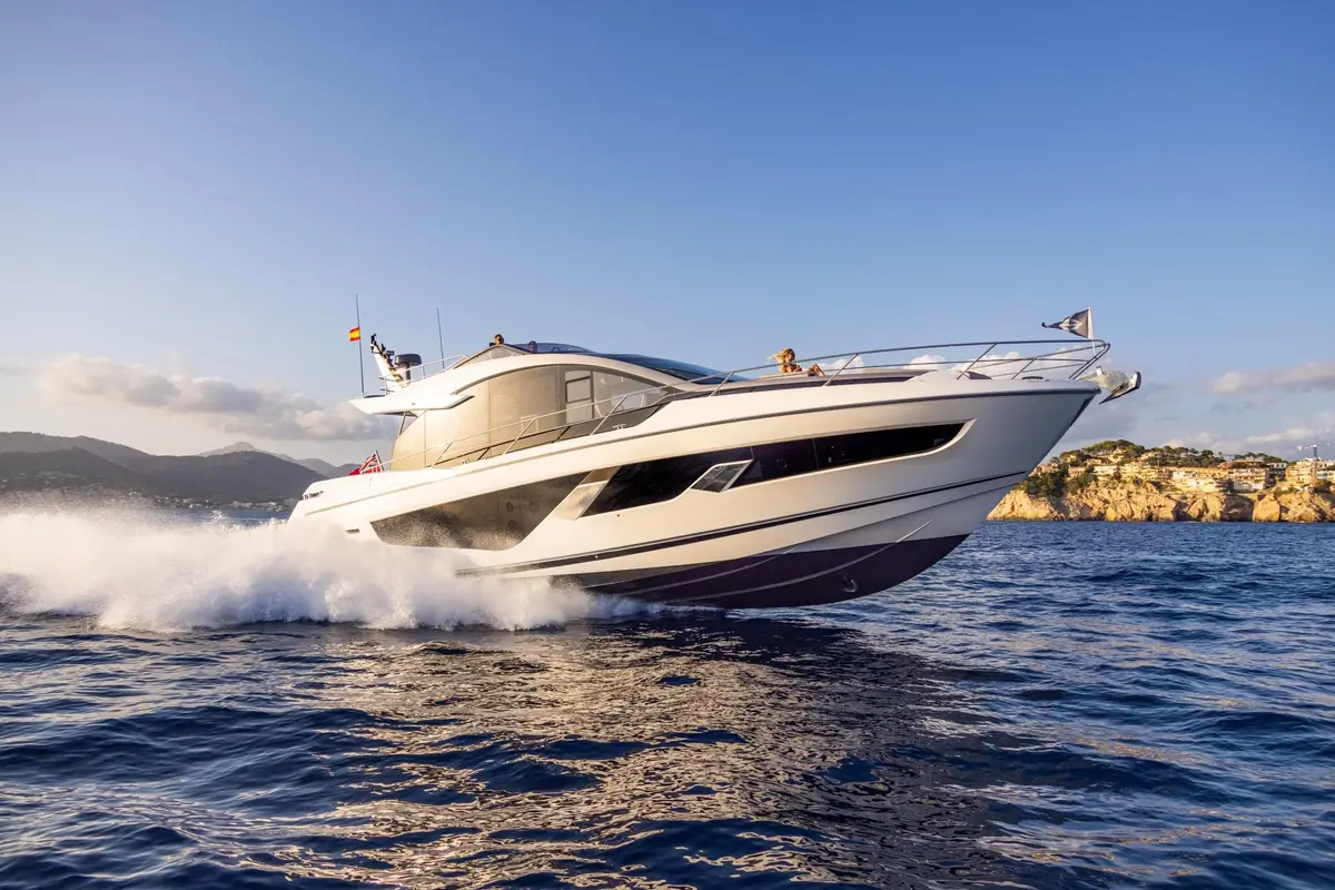 Sunseeker 65 Sport, cubierta principal — Ibiza Yachts Hire, Ibiza. Sunseeker 65 Sport — 20m