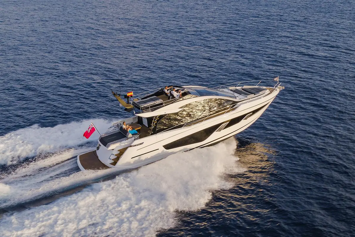 Sunseeker 65 Sport, cubierta de popa — Ibiza Yachts Hire, Ibiza. Sunseeker 65 Sport — 20m