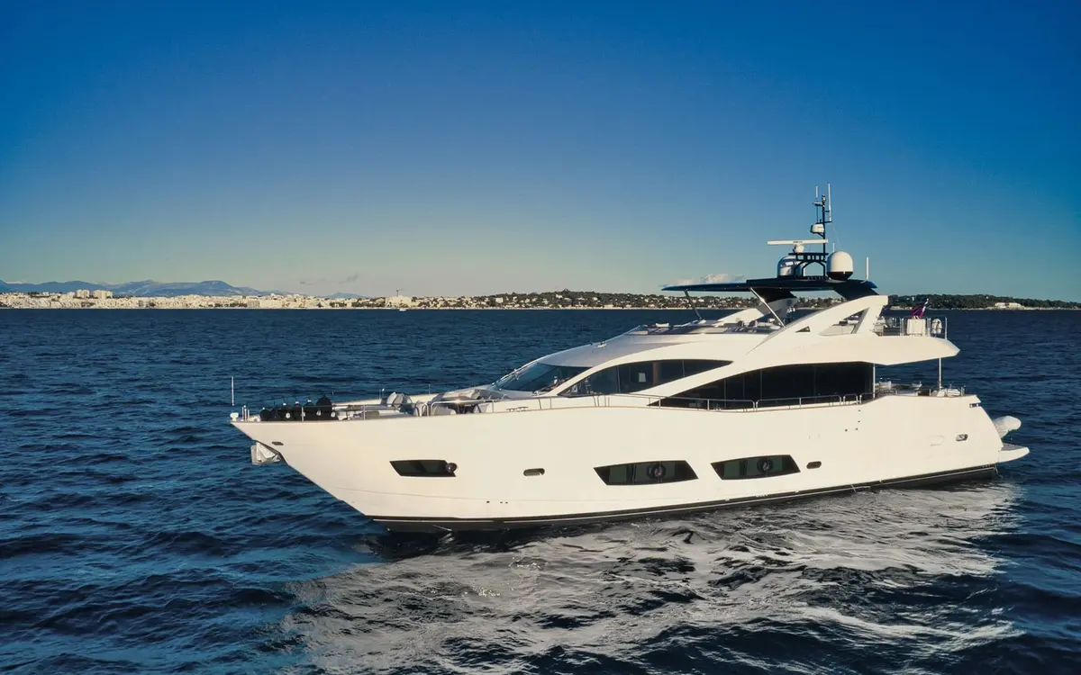Sunseeker 95, main deck — Ibiza Yachts Hire, Ibiza. Sunseeker 95 — 29m